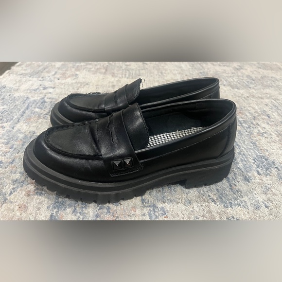 Seychelles Classic Black Leather Loafers - Picture 5 of 8